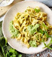 Frische Pappardelle mit Rucola-Ricotta-Pesto