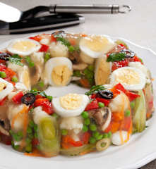 Áspic de verduras y huevo