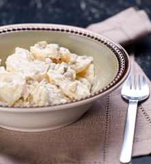 Kartoffelsalat mit Mayonnaise und Eiern