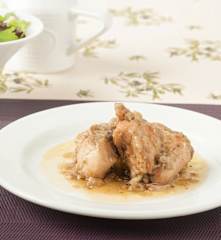 Conejo picante con cebolla roja y cerveza