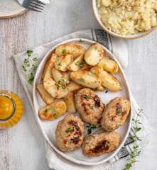 Zrazy mielone z ziemniakami, kapustą z jabłkiem i sosem warzywnym