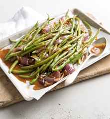 Guarnición de judías verdes con chalotas y cebolla roja