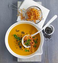 Curry-Kürbissuppe mit Karottenstroh