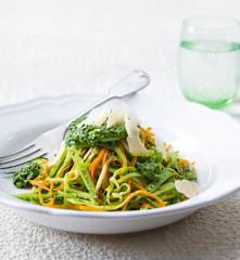 Espaguetis de verduras con pesto de menta