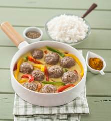 Albóndigas, pimientos y arroz con salsa de curry