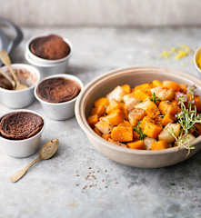 Légumes d'automne aux épices, semoule et fondant au chocolat vapeur