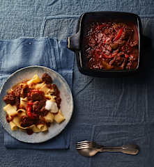 Wildschweingulasch mit Nudeln