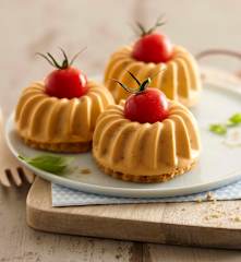 Bouchées de pannacotta de tomates sur biscuits au chorizo