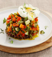 Huevos mollet sobre tartar de verduras