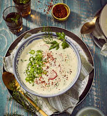 Gekühlte Joghurtsuppe mit Zitrone