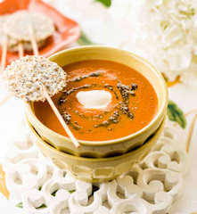 Creme de tomate com laranja e crocante de queijo