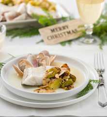 Corvina al vapor con almejas y salsa de almendra