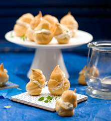 Ptysie z kozim serem, miodem i tymiankiem