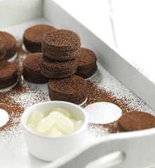 Bolachas com recheio de chocolate e menta