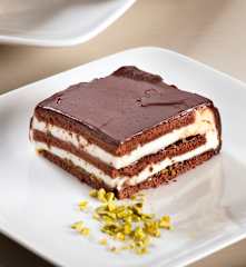 Pastel de chocolate y queso con pistachos