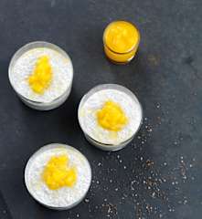 Mousse de chia com coulis de manga e laranja