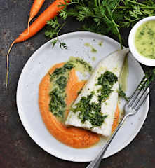 Filets de colin, carottes, beurre aux fanes