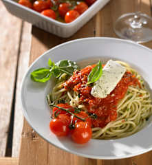 Knoblauch-Spaghetti mit Robiola, Basilikum-Tomaten-Sauce und Ofentomaten