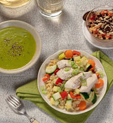 Menü: Gemüsecremesuppe, bunter Weizen mit Hendlbrust und Apfelkompott