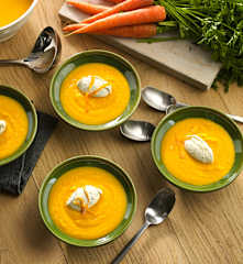 Sopa fría de zanahoria y naranja con nata al eneldo