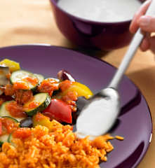 Pisto de berenjenas con arroz y salsa de yogur