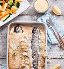Pstrąg pieczony w soli z sosem musztardowym i warzywa na parze