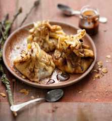 Aumônière de crêpe poire-banane, sauce chocolat