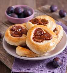 Drożdżówki z budyniem i śliwkami