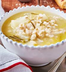 Minestrone de poro, papa y cebada