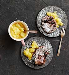 Warmes Schokoküchlein mit Ananas