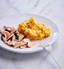 Salmão ao vapor com puré de cenoura