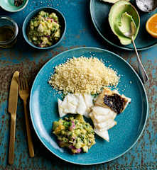 Bacalhau grelhado com cuscuz e salada de abacate
