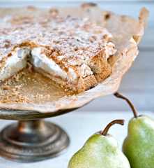 Szarlotka z jabłek i gruszek na orzechowym spodzie