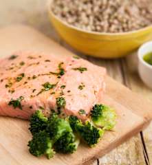 Salmone con broccoli e grano saraceno