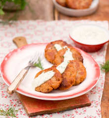 Placki z chleba z sosem czosnkowo-ziołowym