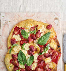 Piza de morango, mozarela e manjericão