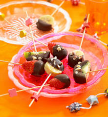 Sucettes de fruits au chocolat