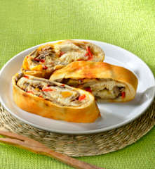 Rotolo mit Pilzen und Peperoni