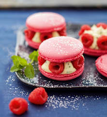 Gros macarons à la menthe et à la framboise