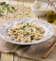 Farfalle risottate in salsa di tonno, ricotta e pinoli