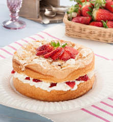 Tarta de merengue y fresas