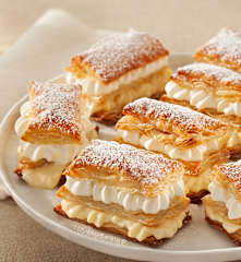 Milhojas con crema pastelera y nata