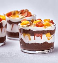 Trifle de chocolate com mascarpone e frutos tropicais