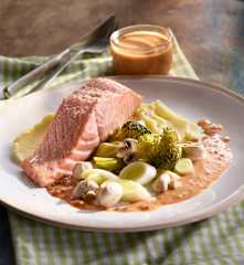 Gemüse-Fisch-Platte mit Kartoffelpüree und Paprikasauce