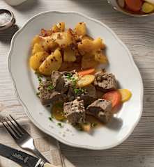 Gekochtes Rindfleisch mit Braterdäpfeln und Wurzelgemüse