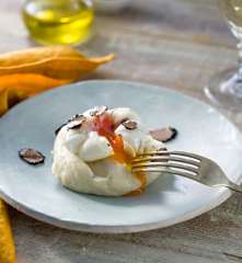 Huevo poché sobre parmentier con trufa negra