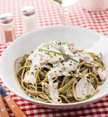 Linguine com molho de cogumelos e peru
