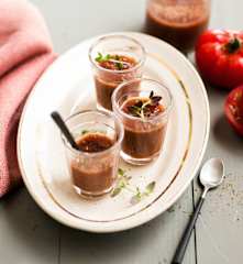 Gaspacho de tomate aux cerises noires