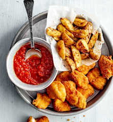 Chicken nuggets e country potatoes con ketchup