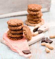 Ciastka owsiane z orzeszkami ziemnymi i czekoladą